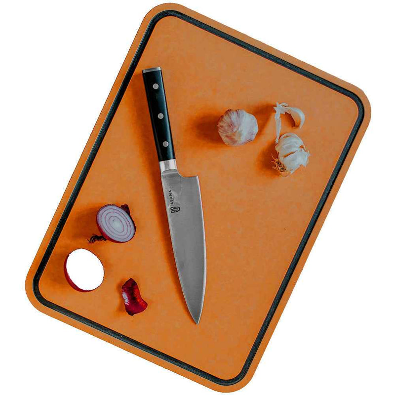 Japanilainen veitsi leikkuulaudalla