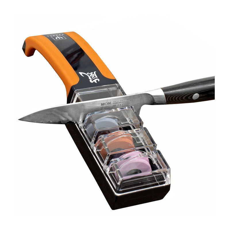 Yaxell veitsenteroitin japanilaiselle keittiöveitselle, jossa kolme värikoodattua teroitusrullaa.