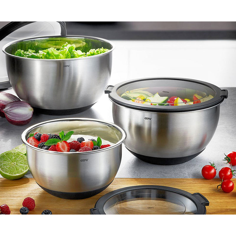 Alt text (in Finnish):  
Tyylikkäät Gefu-teräskulhot kannella salaateille ja marjoille