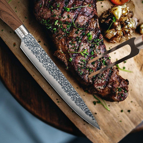 Alt-teksti: Tyylikäs liha- ja kalaveitsi mehukkaan pihvin vieressä leikkuulaudalla.