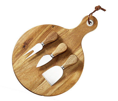 Juustoveitset puisella tarjoilualustalla – täydellinen juustotarjottimelle