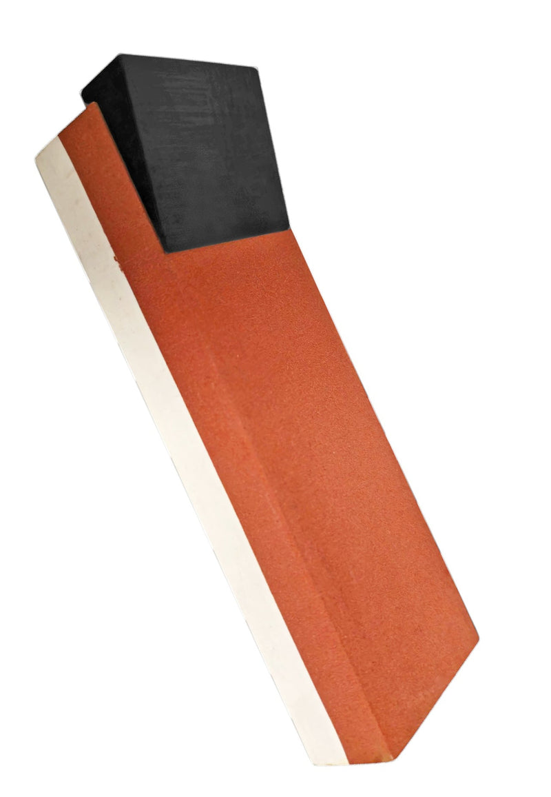 Kuvassa on kaksipuolinen teroituskivi, jossa on oranssi ja valkoinen hiontapinta sekä musta pidike yläosassa. Tämä väline on tarkoitettu veitsien ja muiden terien teroittamiseen.