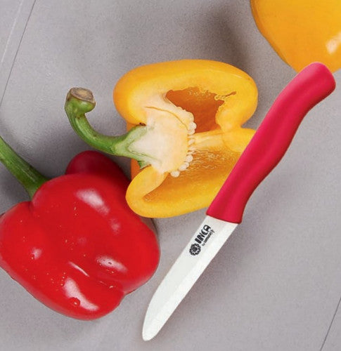 Alt text (in Finnish): Terävä pienveitsi ja paprika leikkuulaudalla