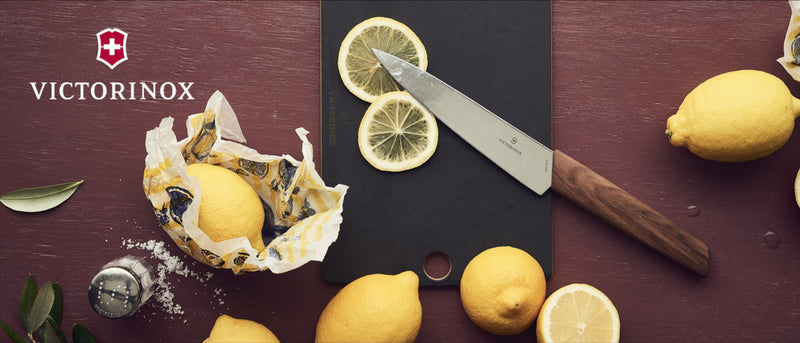 Alt-teksti (suomeksi):  
Victorinox-veitsi ja sitruunat tyylikkäällä leikkuulaudalla keittiössä.