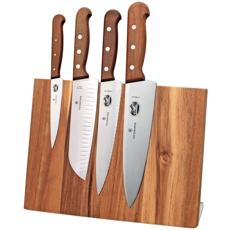 Alt-teksti: Tyylikäs puinen veitsiteline ja Victorinox-veitset säilytyksessä