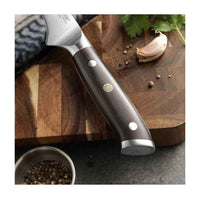 Xinzuo Fileerausveitsi - Ammattilaisille, 23 cm terällä ja ergonomisella puukahvalla, aseteltuna leikkuulaudalle kalan ja mausteiden kanssa.