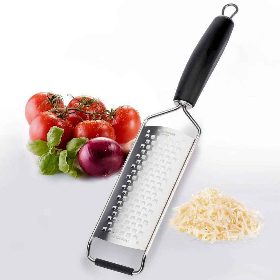 Westmark keskikarkea mikroteräraastin raastaa juuston tehokkaasti. Kuminen kahva ja terävä laserleikattu terä sopivat keittiövälineisiin.