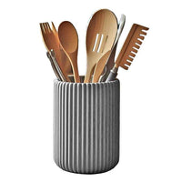 Ribbed säilytysteline keittiövälineille, tilava ja tukeva rakenne, harmaa pystyribattu muotoilu, sisältää puisia keittiötyökaluja