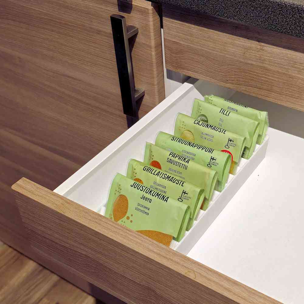 Maustelokerikko vetolaatikkoon, 13 lokeroa - Järjestä PLA, täytetty maustepusseilla keittiön vetolaatikossa, selkeä ja käytännöllinen säilytysratkaisu.