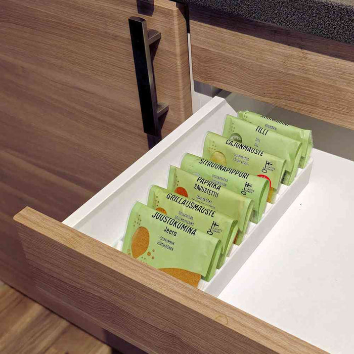 Maustelokerikko vetolaatikkoon, 13 lokeroa - Järjestä PLA, täytetty maustepusseilla keittiön vetolaatikossa, selkeä ja käytännöllinen säilytysratkaisu.