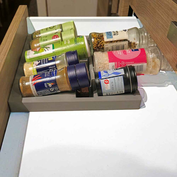 Maustepurkkiteline vetolaatikkoon - 10 paikkaa, harmaa 3D-tulostettu teline täynnä maustepurkkeja keittiölaatikossa.