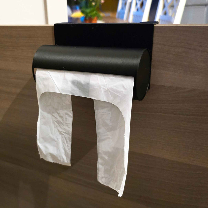 Jätepussiteline asennettuna keittiön kaapin oveen. Pussi roikkuu valmiina käyttöön, helppo ja poraamaton kiinnitys.