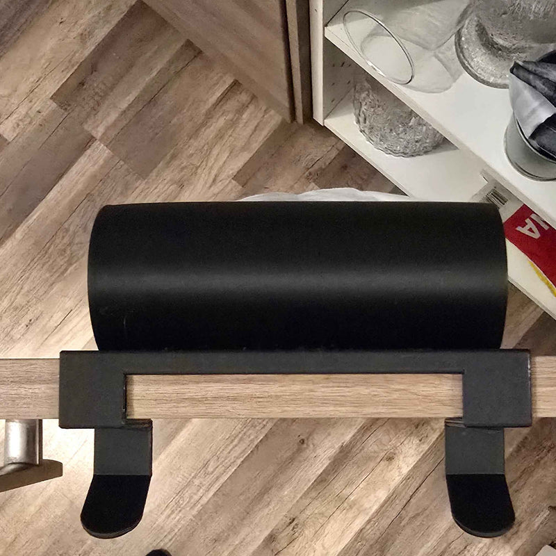 Ylhäältä kuvattu musta jätepussiteline kiinnitettynä keittiön kaapin oveen. Tyylikäs ja käytännöllinen suomalainen muotoilu.