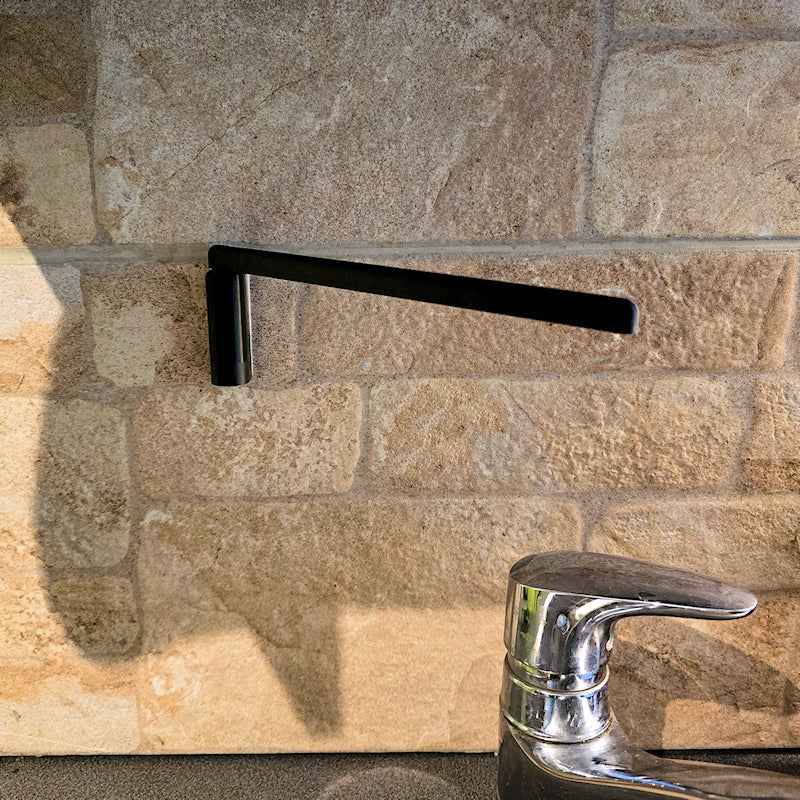 Teline tiskirätille - tiskirätin säilytysteline keittiöön, musta PETG-muovi, tarrakiinnitys kiviseinään, ilman rättiä