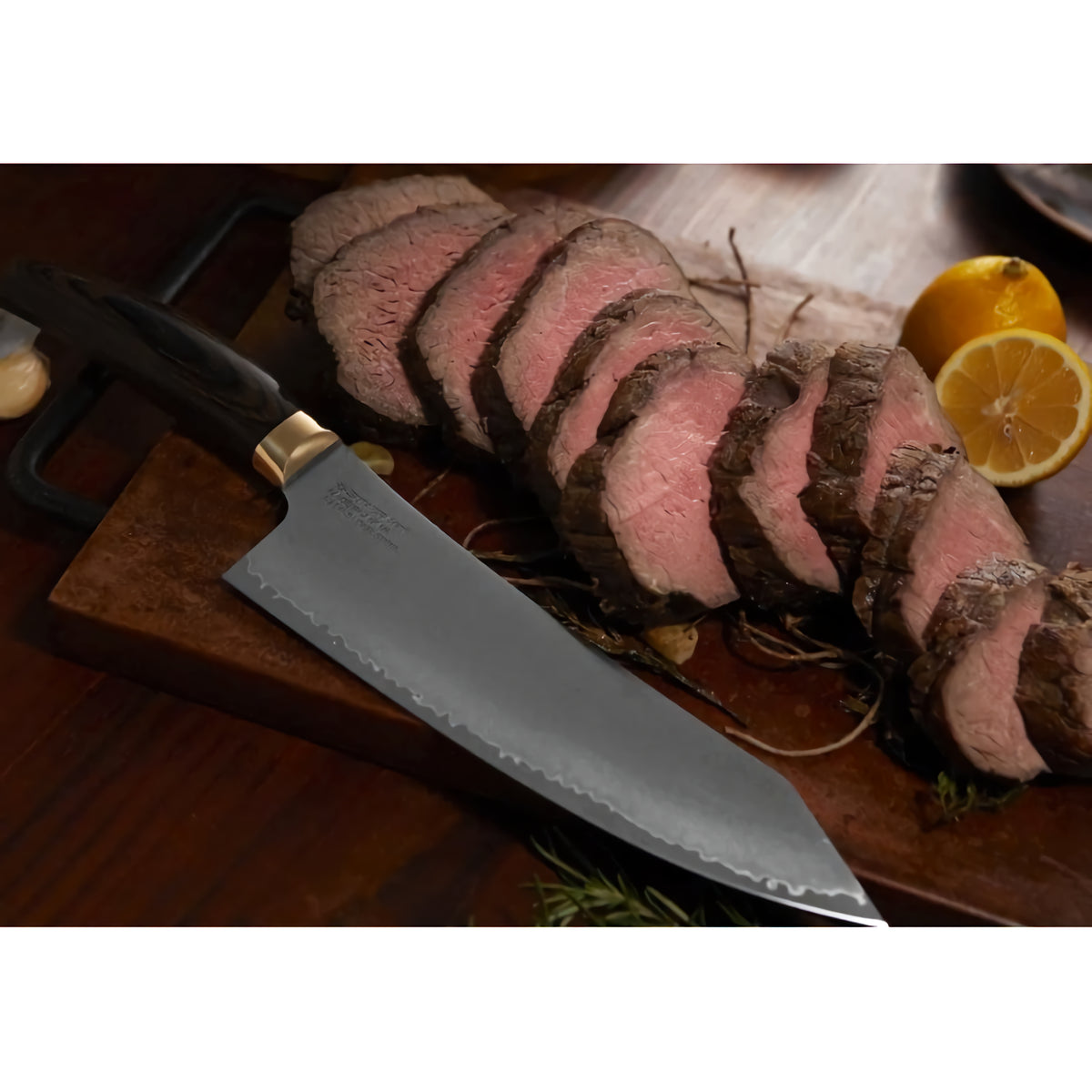 Suncraft Elegancia kokkiveitsi leikkuulaudalla viipaloimassa täydellisesti kypsennettyä lihaa. SG2-terä ja Damascus-pinta.