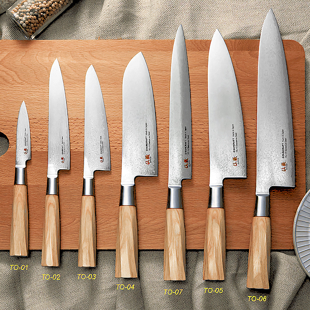 Suncraft Senzo Damascus -sarjan kokkiveitset, mukaan lukien Santoku 17 cm, esillä puisella leikkuulaudalla keittiöön.
