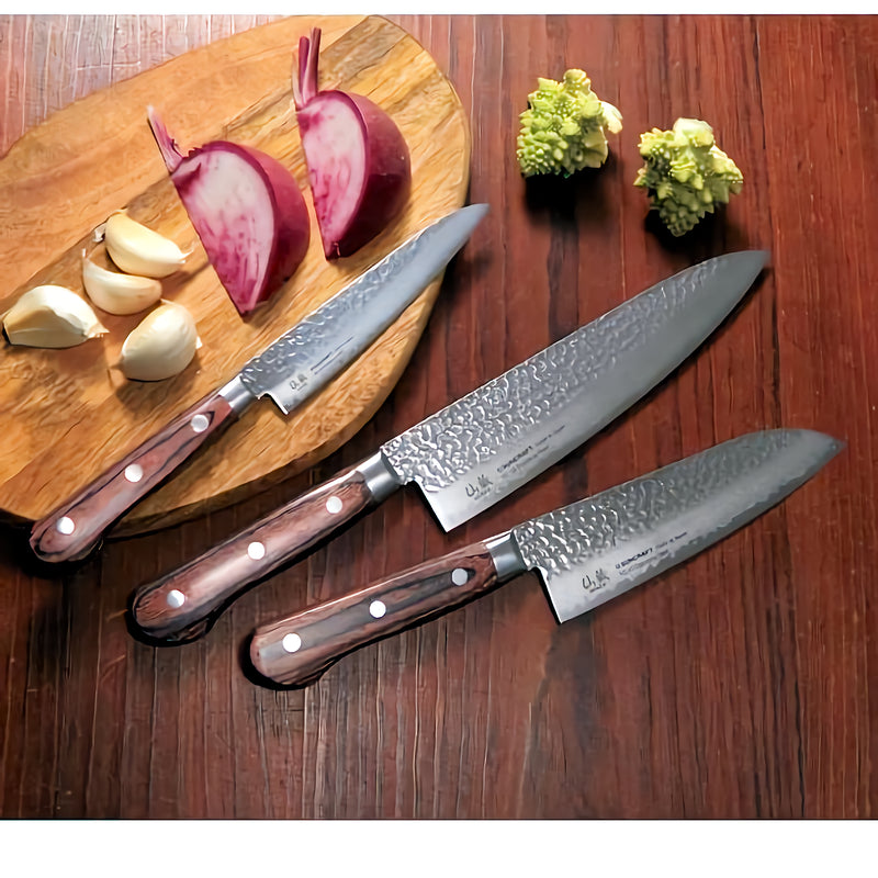 Suncraft Senzo Damascus kokkiveitsi 18 cm osana veitsisarjaa, täydellinen valinta tarkkaan ja tyylikkääseen ruoanlaittoon.