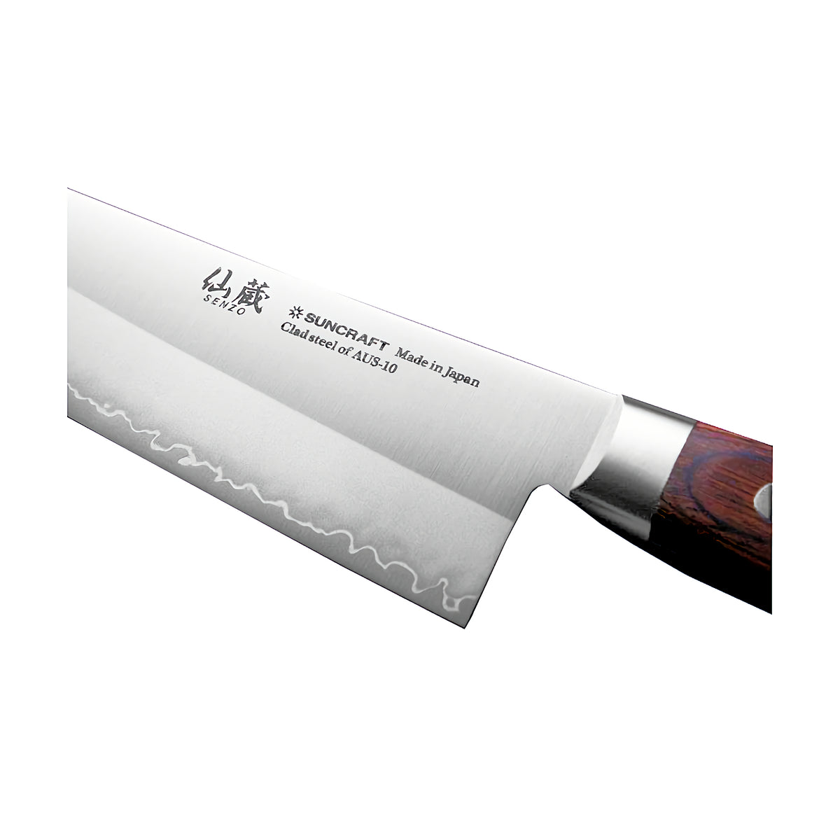 Lähikuva Suncraft SENZO Clad Santokuveitsen terästä, jossa näkyy hienostunut kuviointi ja Made in Japan -merkintä.