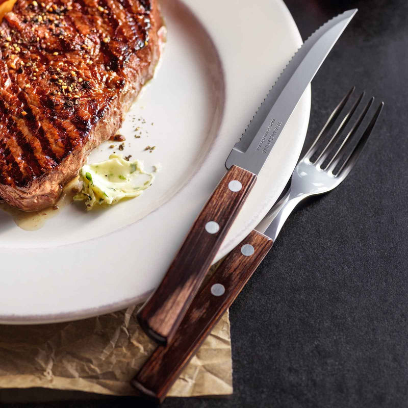 Tramontina pihviveitsi ja haarukka pihvilautasella