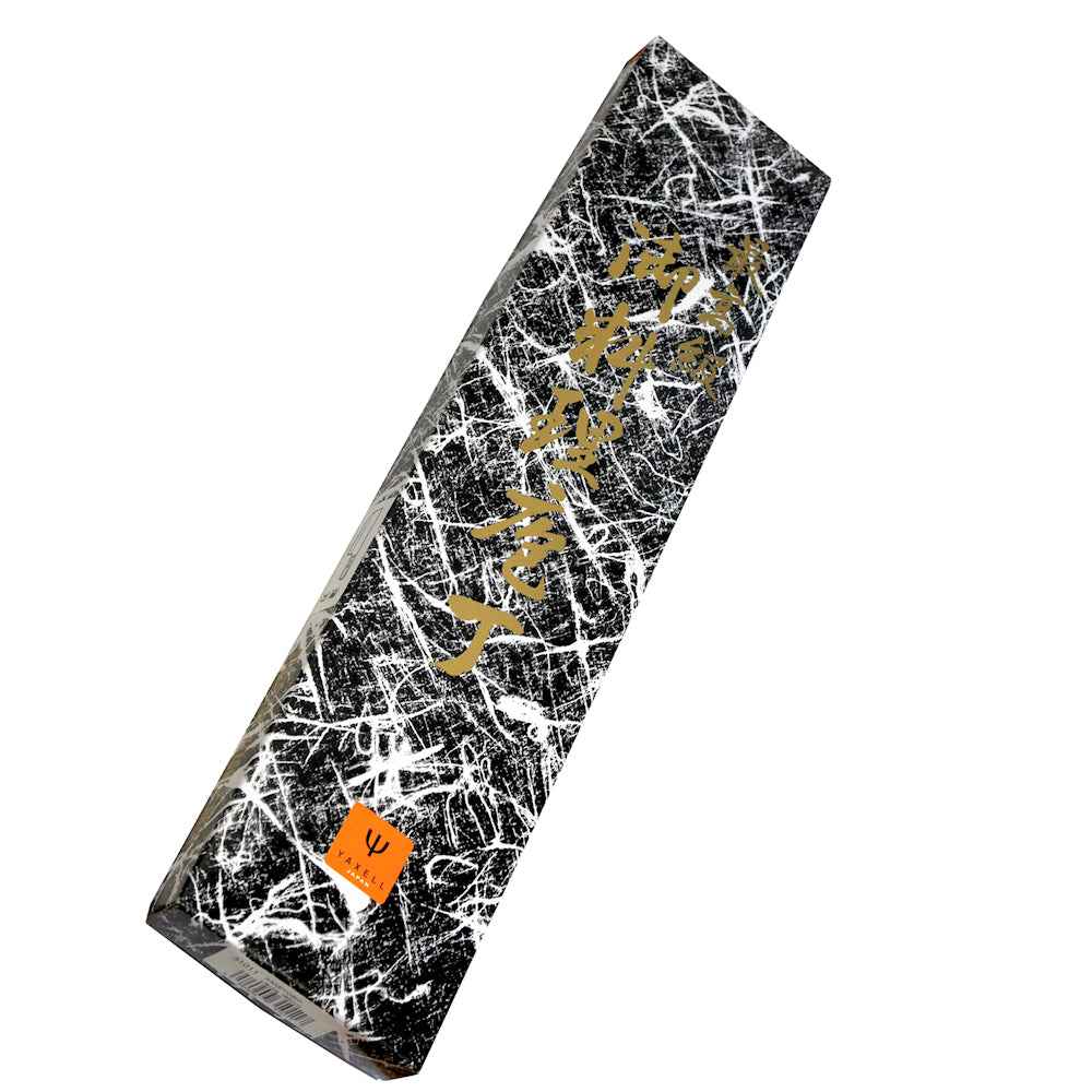 Kaneyoshi santokuveitsi 16,5 cm pakkauksen kansi, mustavalkoinen kuvio ja japanilaisia merkkejä, lahjapakkaus