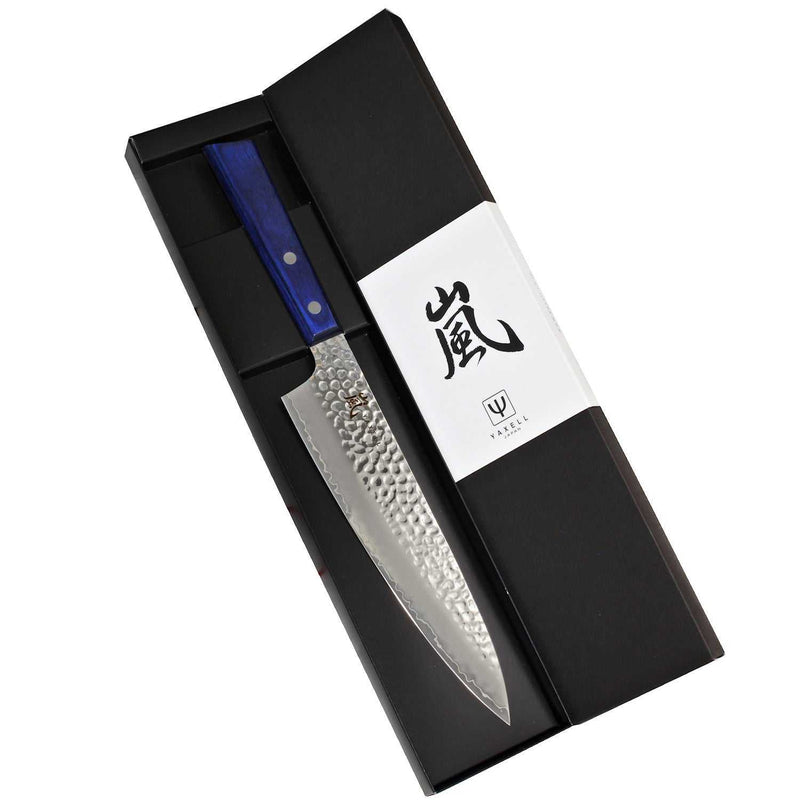 Yaxell Blue Breeze kokkiveitsi tyylikkäässä lahjapakkauksessa, veitsessä sininen pakkapuukahva ja taottu terä ammattilaiskäyttöön.