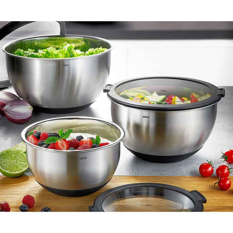 kulhoja on useita kokoja, kulhoja voi sälyttää sisäkkäin