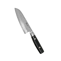 pieni santoku veitsi kasvisten paloitteluun. Taontajäljet antavat ykslöllisen ulkonäön jota damaskus kerrosten rajat korostavat