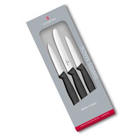 Victorinox kuorimaveitsisarja pakkauksessa, sisältää kolme erilaista veistä: suorateräinen, sahalaitainen ja pitkäsahalaitainen.