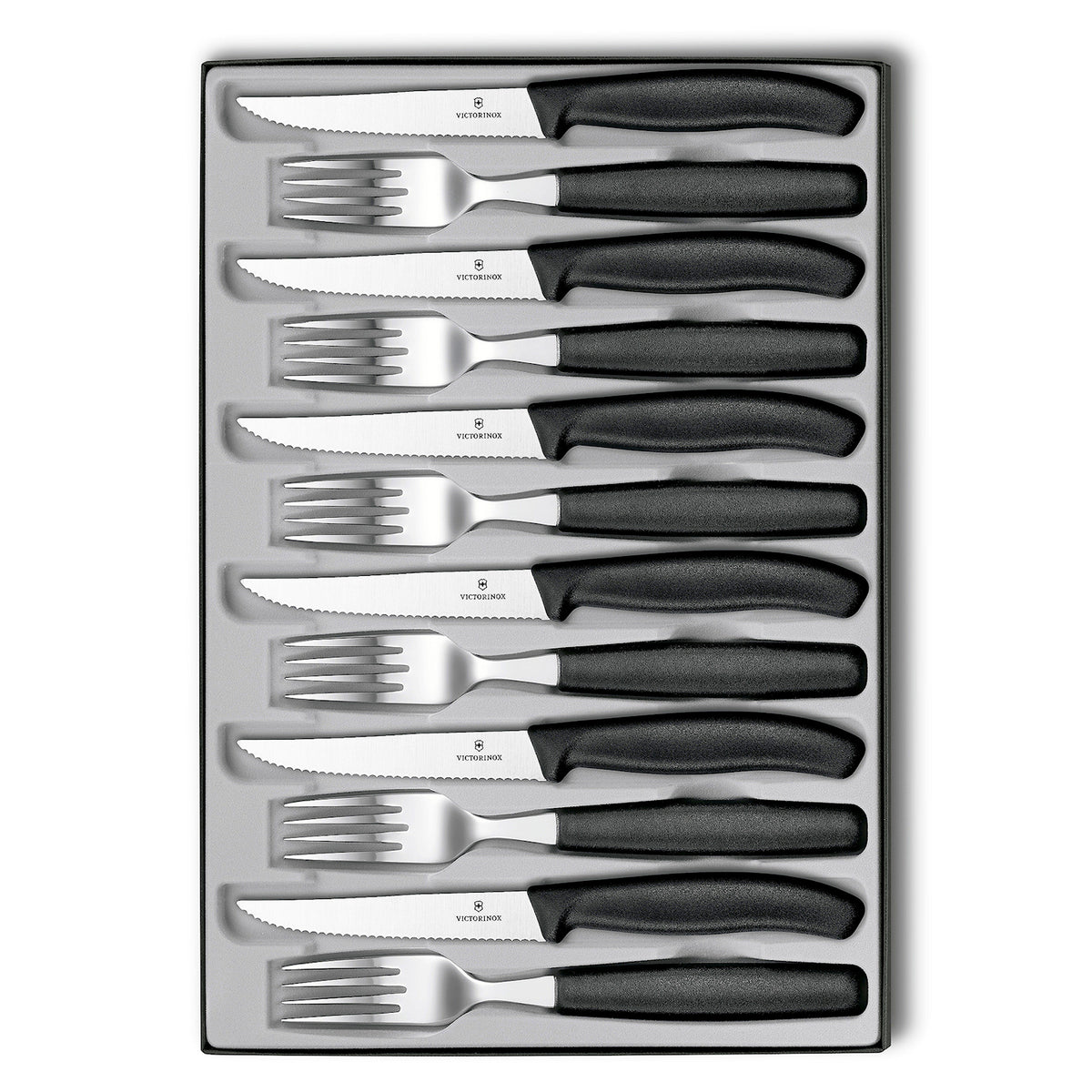 Victorinox Swiss Classic pihviveitset ja haarukat 12 osaa siististi aseteltuna laatikkoon. Täydellinen lahjasetti ruokailuun.