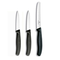 Victorinox Swiss Classic kuorimaveitsisarjan kolme veistä, joissa ergonomiset mustat kahvat ja terävät terät.