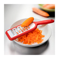 Victorinox raastin teräsuojalla käytössä, porkkana raastettuna kulhoon. Tehokas karkearaastin keittiöön vihannesten käsittelyyn.