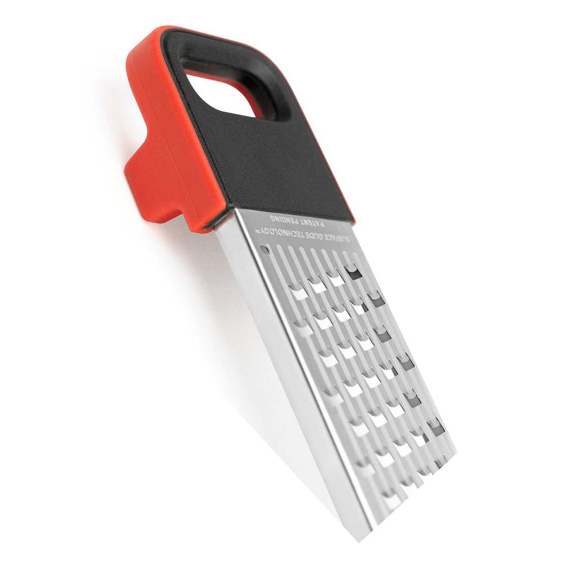 Cuisipro SGT Deluxe Dual Raastimen karkea raastinpinta ja punainen kahva, ihanteellinen juuston ja vihannesten raastamiseen keittiössä.