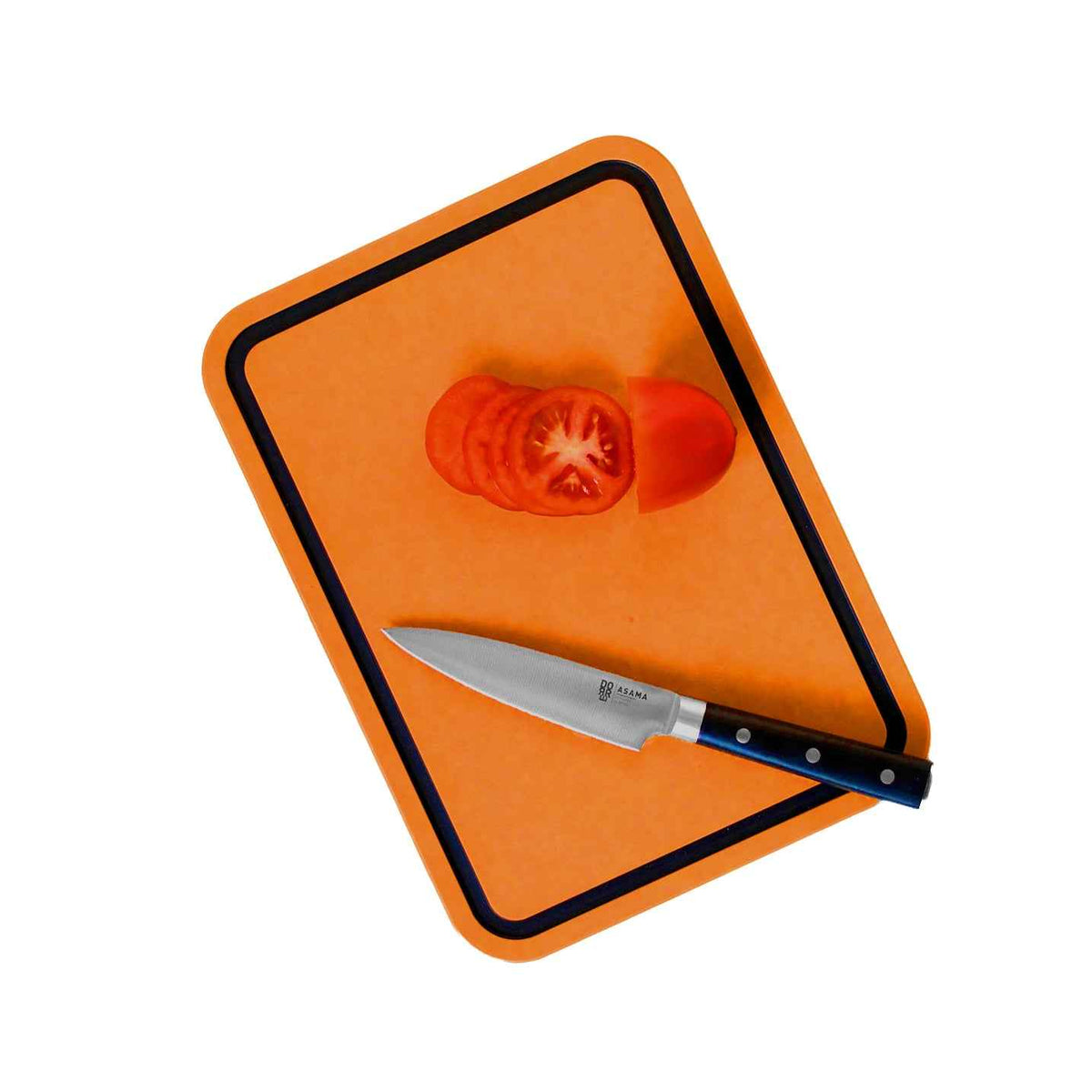 Viipaloitu tomaatti ja veitsi Dorre Sami puukuitu leikkuulaudalla. Täydellinen setti arjen ruoanlaittoon keittiössä.