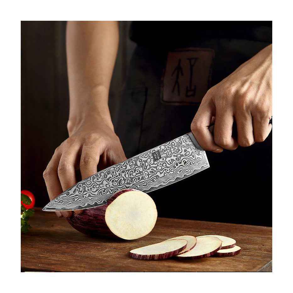 Xinzuo Ya Damascus keittiöveitsi käytössä munakoison viipaloinnissa, osoittaen terän leikkuuvoiman ja ergonomisen otteen.