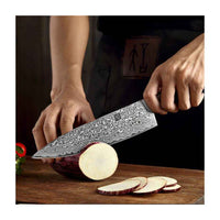 Xinzuo Ya Damascus keittiöveitsi käytössä munakoison viipaloinnissa, osoittaen terän leikkuuvoiman ja ergonomisen otteen.