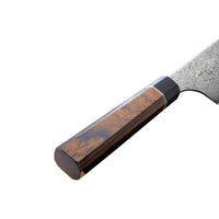 Lähikuva Suncraft Senzo Damascus Black kokkiveitsen ergonomisesta puukahvasta, joka tarjoaa tukevan otteen ruoanlaitossa.