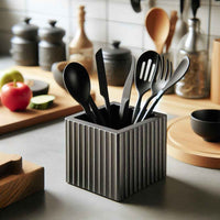 Säilytysteline Työvälineille - Keittiövälineteline keittiötasolla, sisältää kauhoja ja vispilöitä, tyylikäs ja käytännöllinen säilytysratkaisu.