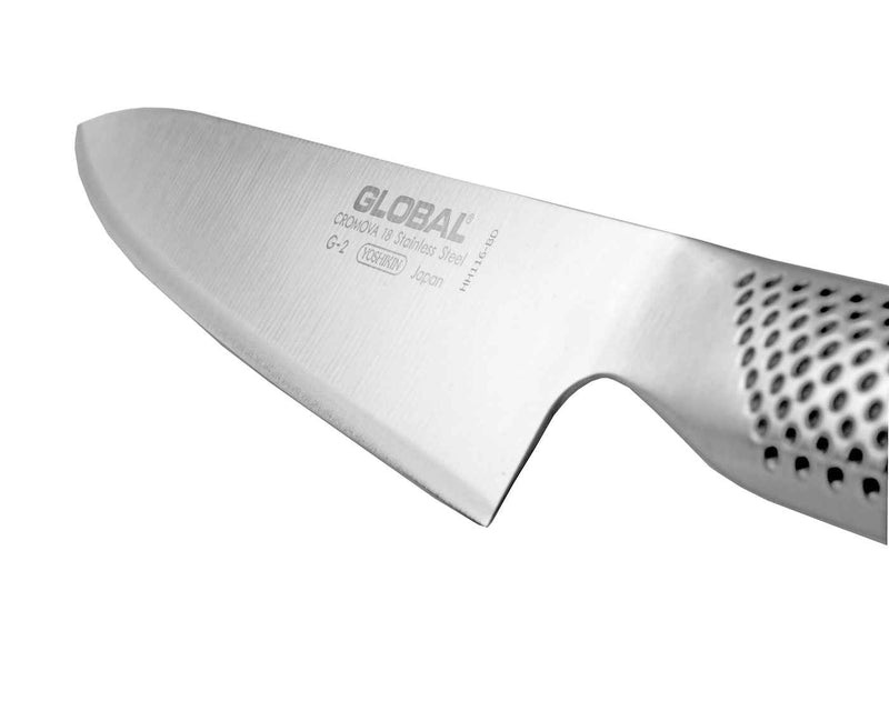 Global Classic G-2 kokkiveitsi 20 cm – lähikuva terästä ja Global-logosta, CROMOVA18-teräs ja rei’itetty kahva.