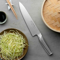 Global Classic G-2 kokkiveitsi 20 cm ja kaalisalaatti – kuvassa veitsi ja silputtu kaali leikkuulaudalla