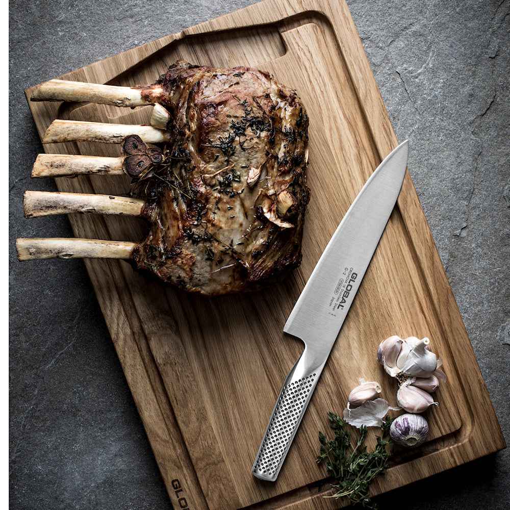 Global Classic G-2 kokkiveitsi 20 cm leikkuulaudalla paahtopaistin ja valkosipulinkynsien kanssa – 20 cm CROMOVA18-teräsveitsi