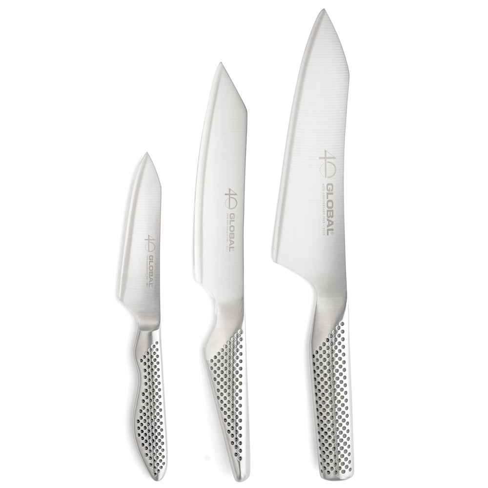 Global 40 v. juhlasetti – kolmeosainen veitsisetti: kiritsuke 15 cm, kokkiveitsi 18 cm ja yleisveitsi 11 cm, ruostumattomasta CROMOVA18-teräksestä, 40-vuotisjuhla.