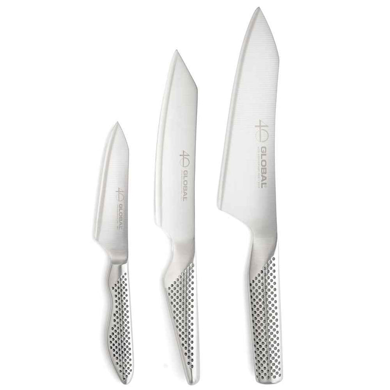 Global 40 v. juhlasetti – kolmeosainen veitsisetti: kiritsuke 15 cm, kokkiveitsi 18 cm ja yleisveitsi 11 cm, ruostumattomasta CROMOVA18-teräksestä, 40-vuotisjuhla.