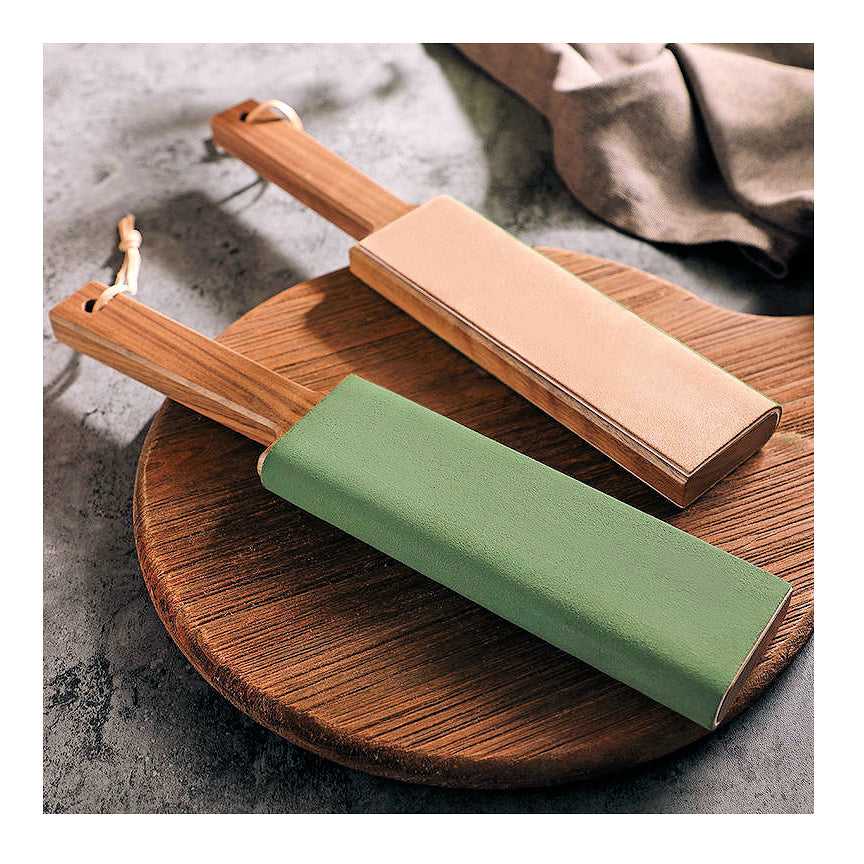 Xinzuo Nahkastroppi, 2-puolinen teroitin, jossa vaalea ja vihreä nahkapinta, asetettu pyöreälle puualustalle.