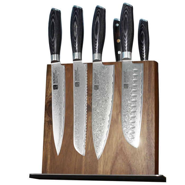 Xinzuo Ya sarjan damasckusveitsissä näkyy yksilöllinen pintakuvio 2-puolisen veitsiagneetin etupuolellea on santoku-, kokki. leipä- ja viipalointiveitsi. Magneetin toislla puolella on vihannesveitsi ja filerausveitsi.
