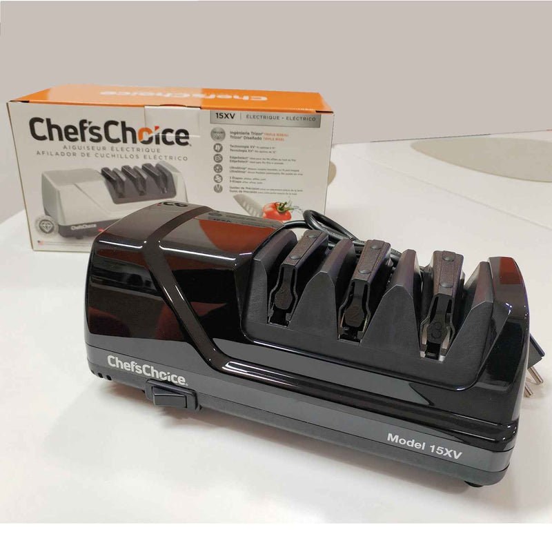 Chef's Choice Trizor 15XV sähköinen veitsenteroitin pakkauksen edessä, täydellinen valinta keittiöön.