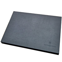 Suljettu Victorinox Swiss Classic pihviveitsisarjan lahjarasia, tyylikäs musta design ja Victorinox-logo kannessa.