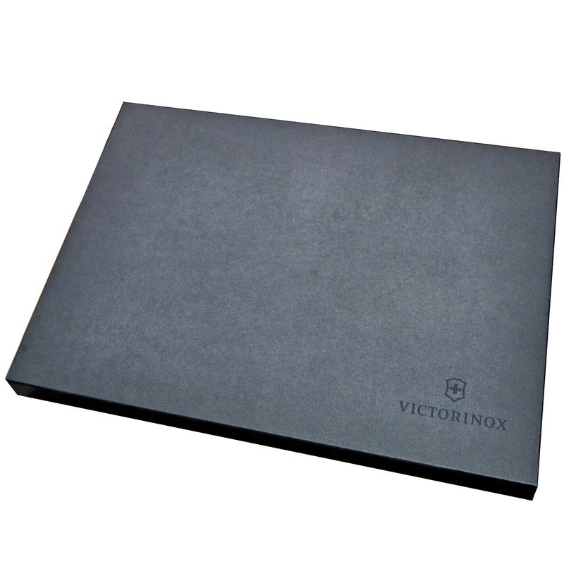 Suljettu Victorinox Swiss Classic pihviveitsisarjan lahjarasia, tyylikäs musta design ja Victorinox-logo kannessa.