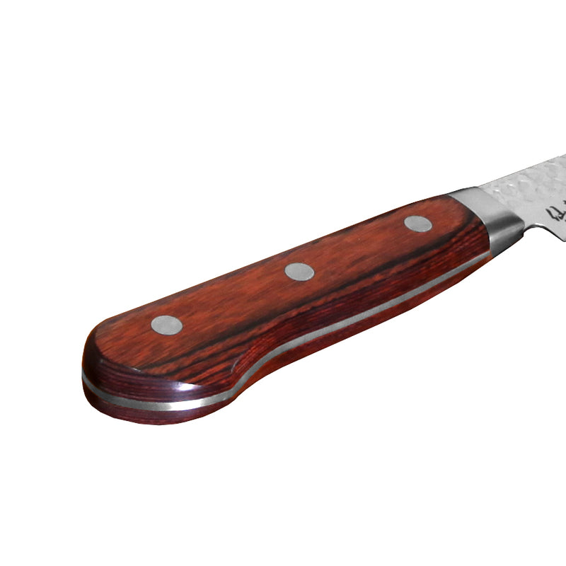 Lähikuva Suncraft Senzo Damascus kokkiveitsen ergonomisesta pakkapuu kahvasta, joka tarjoaa tukevan ja mukavan otteen.