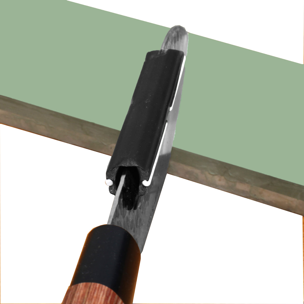 Veitsikauppa Kulmaohjuri - Teroituskulmaohjain asennettuna veitseen, käytössä vesihiomakiven päällä oikean kulman varmistamiseksi