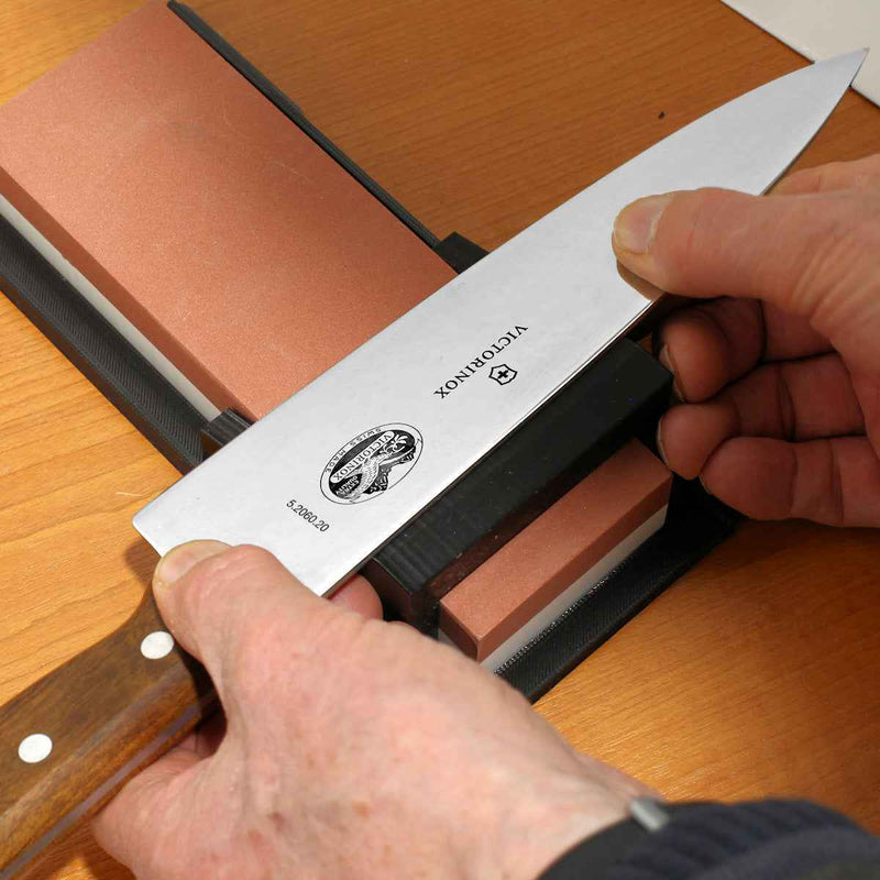 Veitsikauppa Teroituskivi käytössä, veitsen teroitus 15/20 asteen kulmaohjaimella, tarkka ja turvallinen keittiövälineiden huolto